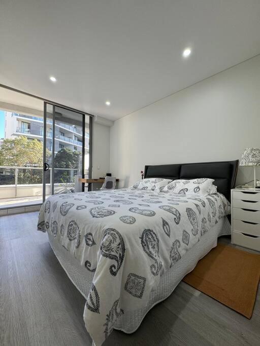 Cozy And Modern At The Heart Of Rhodes